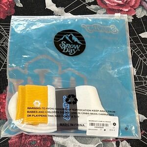 NWT SNOWDAY GOLD/WHITE CASUAL CREW SOCKS ONE SIZE